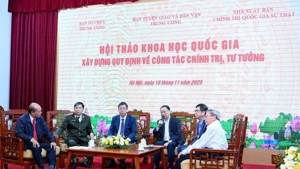 Các đại biểu, chuyên gia, nhà khoa học thảo luận bàn tròn tại Hội thảo khoa học quốc gia “Xây dựng quy định về công tác chính trị, tư tưởng”. (Ảnh ĐĂNG KHOA)