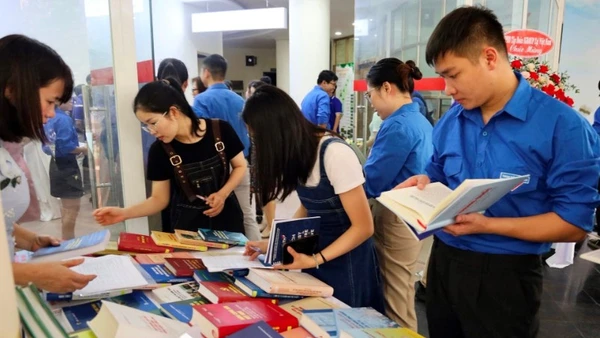 Độc giả tìm kiếm, lựa chọn sách về khoa học và công nghệ. (Ảnh THU GIANG)