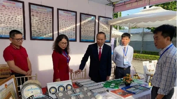 Thứ trưởng Phùng Đức Tiến thăm gian trưng bày công nghệ nuôi trồng và giống thủy sản của Viện Nghiên cứu Hải sản. (Ảnh: Bảo Thắng)