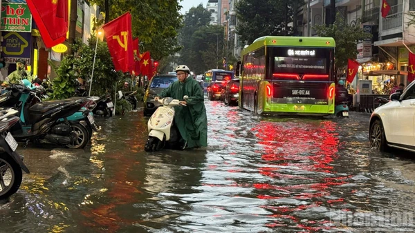 Mưa lớn cùng lúc với triều cường dâng cao nhiều khu vực ở Thành phố Hồ Chí Minh khiến người dân di chuyển khó khăn.