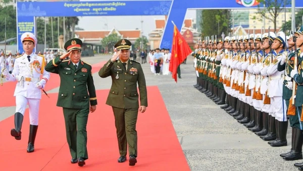 Bộ trưởng Quốc phòng Phan Văn Giang và Bộ trưởng Quốc phòng Thổ Nhĩ Kỳ Yasar Guler duyệt đội hình danh dự. (Ảnh THẾ ĐẠI)