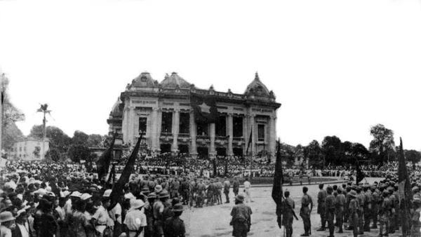 Mít-tinh Cách mạng Tháng Tám sôi sục ở Thủ đô Hà Nội. (Ảnh: Tư liệu TTXVN)