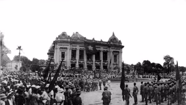 Mít-tinh Cách mạng Tháng Tám sôi sục ở Thủ đô Hà Nội. (Ảnh: Tư liệu TTXVN)