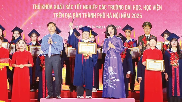 Chị Mai Hoa tại Lễ tuyên dương Thủ khoa xuất sắc tốt nghiệp các trường đại học, học viện trên địa bàn thành phố Hà Nội năm 2025. (Ảnh do nhân vật cung cấp)