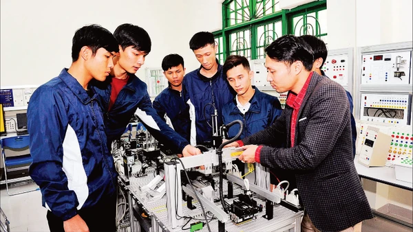 Giờ thực hành của học viên Trường cao đẳng Đà Lạt, tỉnh Lâm Đồng. (Ảnh: TUỆ NGHI)