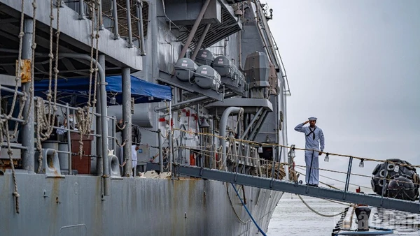 Thủy thủ tàu USS Robert Smalls chào đón các phóng viên tham gia tác nghiệp trong sáng ngày 10/12.