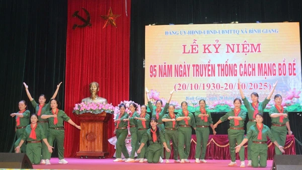 Một tiết mục văn nghệ tại lễ kỷ niệm 95 năm Ngày truyền thống cách mạng Bồ Đề.