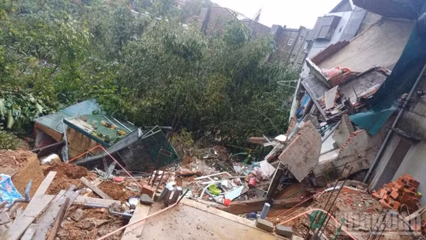 Ngôi nhà số 74, đường Hùng Vương, xã Khe Sanh đã bị sập một phần do sạt lở đất.