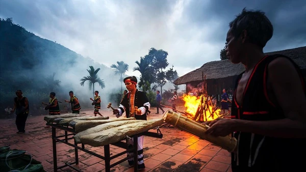 Không gian đàn đá Khánh Sơn. (Ảnh Nhuận Vỹ)