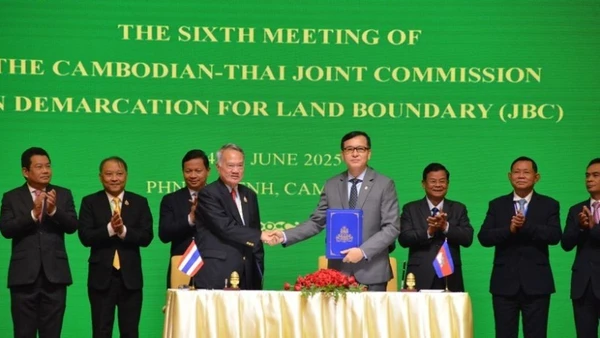 Lễ ký thỏa thuận tại cuộc họp của Ủy ban Biên giới hỗn hợp Thái Lan-Campuchia về phân định ranh giới tại khu vực biên giới hai nước, ở Phnom Penh (Campuchia) ngày 15/6/2025. (Ảnh: THX/TTXVN)