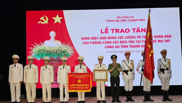 Thừa ủy quyền của Chủ tịch nước, lãnh đạo Bộ Công an trao danh hiệu Anh hùng Lực lượng vũ trang nhân dân cho Phòng Cảnh sát điều tra tội phạm về ma túy, Công an tỉnh Thanh Hóa.