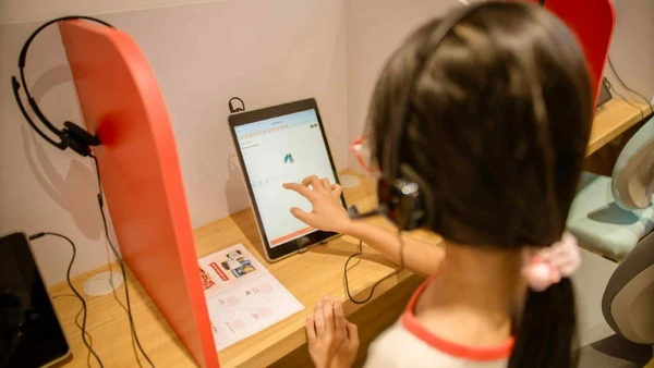 Học sinh tiểu học học tiếng Anh cùng Al. (Ảnhh: Nguyên Khôi)