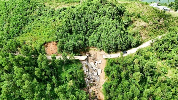 Một trong nhiều điểm trên tuyến ĐH8.BTM bị đứt gãy hoàn toàn nhìn từ trên cao.