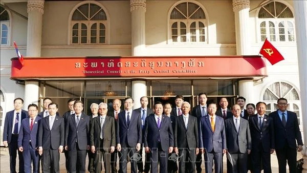 Đại biểu hai nước Việt Nam-Lào tham dự Hội đàm. (Ảnh: Xuân Tú/TTXVN)