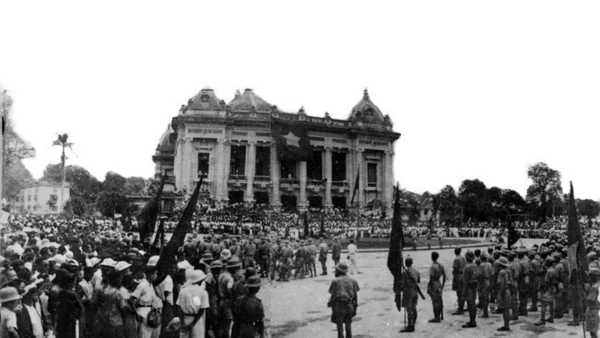 Các đội quân du kích từ các chiến khu tiến vào Hà Nội, tập trung trước Nhà hát Lớn, ngày 30/8/1945. (Ảnh Tư liệu TTXVN)