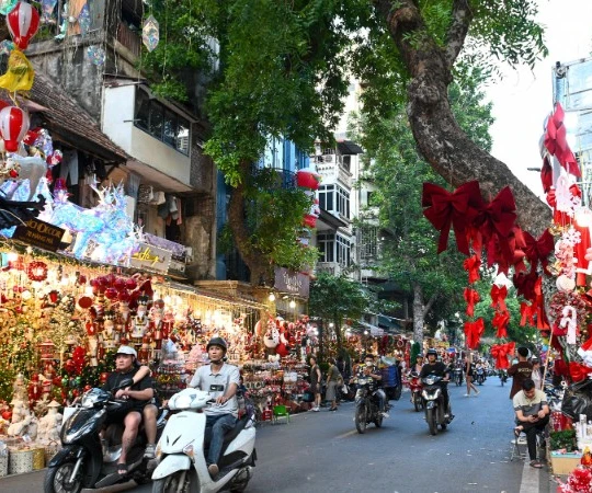 Không khí ngày Tết ở phố Hàng Mã