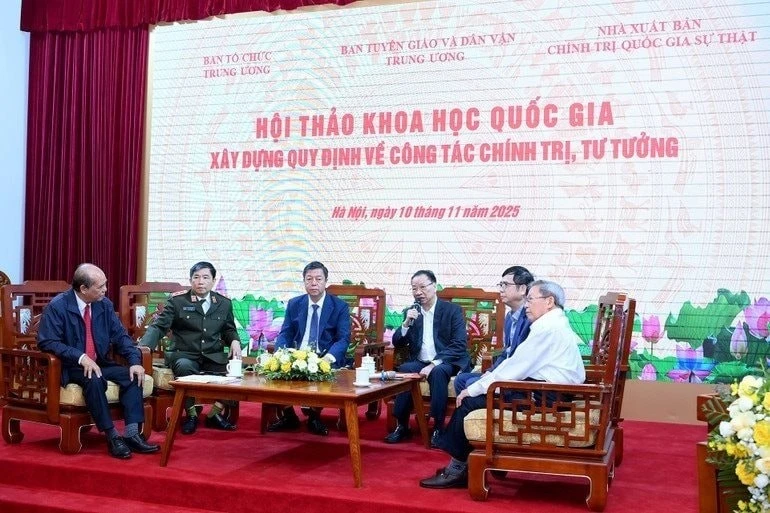 Các đại biểu, chuyên gia, nhà khoa học thảo luận bàn tròn tại Hội thảo khoa học quốc gia “Xây dựng quy định về công tác chính trị, tư tưởng”. (Ảnh ĐĂNG KHOA)