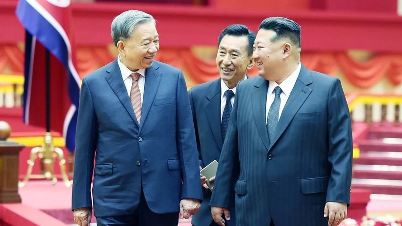 Tổng Bí thư Đảng Lao động Triều Tiên, Chủ tịch Quốc vụ Triều Tiên Kim Jong Un đón Tổng Bí thư Tô Lâm. (Ảnh: TTXVN)