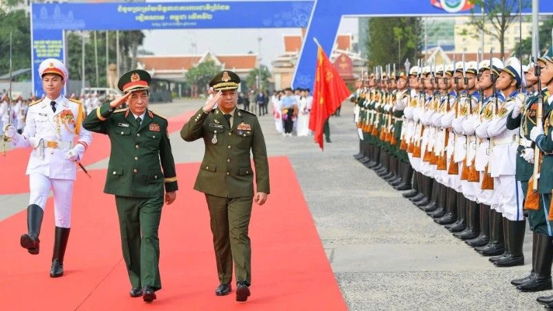 Bộ trưởng Quốc phòng Phan Văn Giang và Bộ trưởng Quốc phòng Thổ Nhĩ Kỳ Yasar Guler duyệt đội hình danh dự. (Ảnh THẾ ĐẠI)