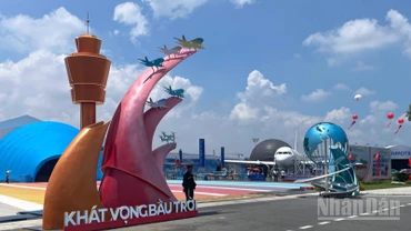 Không gian ngành hàng không thu hút đông giới trẻ tham quan.