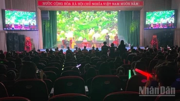 Biểu diễn văn nghệ tại chương trình giao lưu. 