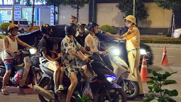 Lực lượng chức năng kiểm tra nồng độ cồn đối với người điều khiển phương tiện khi tham gia giao thông.