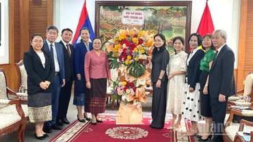 Đoàn cán bộ Đại sứ quán Lào chúc mừng Bộ Văn hóa, Thể thao và Du lịch nhân kỷ niệm 80 năm Ngày thành lập ngành. 