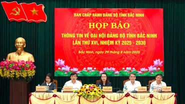 Các đồng chí chủ trì buổi họp báo.