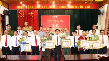 Trao Huy hiệu Đảng đợt 2/9 tại phường Phù Khê, tỉnh Bắc Ninh.