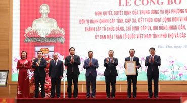 Đại tướng Lương Tam Quang trao Quyết định công bố thành lập Đảng bộ tỉnh Phú Thọ.