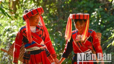Trang phục truyền thống của phụ nữ Pà Thẻn ở huyện Lâm Bình, tỉnh Tuyên Quang. (Ảnh: VŨ LINH)