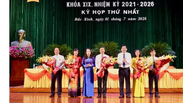 Bí thư Tỉnh ủy Bắc Ninh Nguyễn Văn Gấu tặng hoa chúc mừng lãnh đạo Hội đồng nhân dân Bắc Ninh mới.