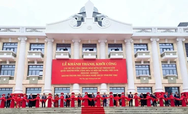 Các đại biểu cắt băng khánh thành Nhà văn hóa nghệ thuật tỉnh Phú Thọ.