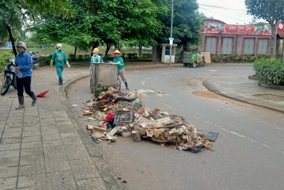 Công nhân Công ty cổ phần Môi trường và Công trình đô thị Thái Nguyên tập kết rác thải để vận chuyển đi xử lý.