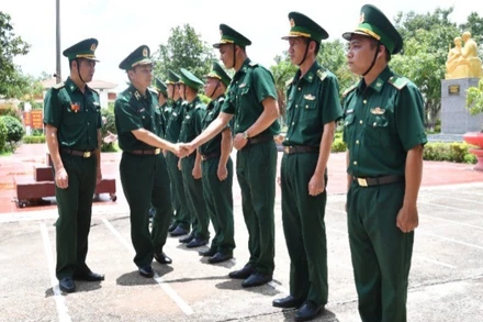 Thiếu tướng Hoàng Hữu Chiến và đoàn công tác đến kiểm tra công tác sẵn sàng chiến đấu tại Đồn Biên phòng Cửa khẩu Đắk Ruê.