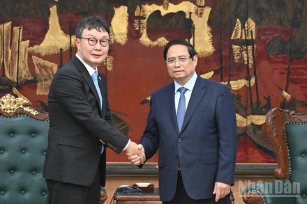 Thủ tướng Phạm Minh Chính và ông Kim Hyoung-nyon, Phó Chủ tịch Tập đoàn Dunamu. (Ảnh: Trần Hải)