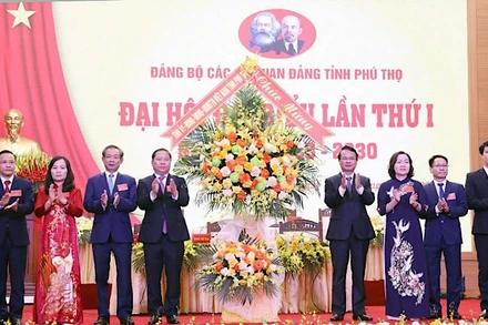 Bí thư Tỉnh ủy Đặng Xuân Phong chúc mừng đại hội.