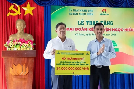 Ông Nguyễn Anh Trực, Phó Chủ tịch Công đoàn công ty trao bảng tượng trưng 300 căn nhà trị giá 24 tỷ đồng cho lãnh đạo địa phương.