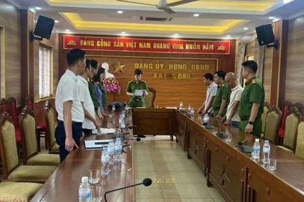 Cơ quan cảnh sát điều tra Công an tỉnh Hưng Yên đọc quyết định khởi tố bị can và lệnh bắt bị can để tạm giam đối với 2 đối tượng Nguyễn Văn Hàng và Trịnh Đình Hiếu.