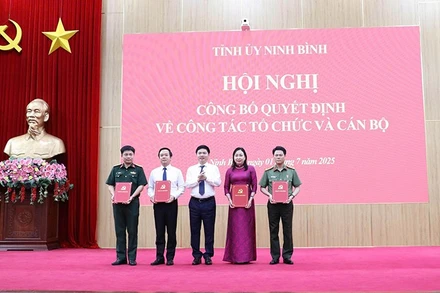 Đồng chí Bí thư Tỉnh ủy Ninh Bình trao Quyết định thành lập 4 Đảng bộ.