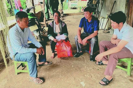 Lãnh đạo xã người dân tộc thiểu số bám địa bàn, thường xuyên tuyên truyền người dân trong xã thực hiện tốt chính sách, pháp luật của Nhà nước. (Ảnh baolaichau.vn)