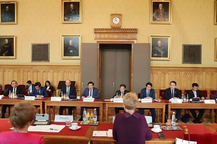 Đoàn đại biểu Đảng Cộng sản Việt Nam làm việc với Viện Kiểm sát tối cao Hungary. (Ảnh: TTXVN)