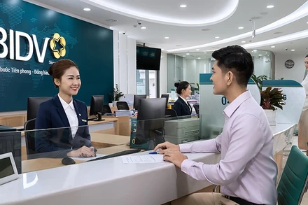 Nhân viên BIDV tư vấn khách hàng tại quầy giao dịch.