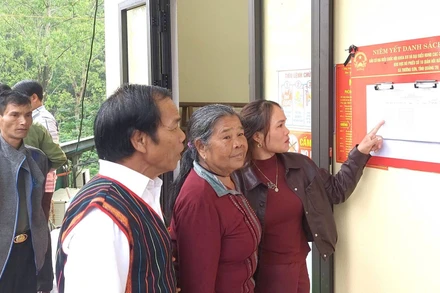 Cử tri bản Hôi Rấy, xã Trường Sơn (khu vực bỏ phiếu số 16) xem danh sách cử tri tại nhà văn hóa bản.