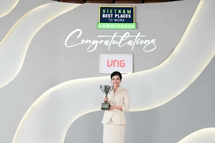 Bà Trần Xuân Ngọc Thảo, Giám đốc Nhân sự và Truyền thông VNG tại tại lễ trao giải do Anphabe tổ chức.