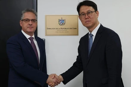 Đại diện Bộ Ngoại giao Cuba và Bộ Ngoại giao Hàn Quốc trong buổi lễ khánh thành tấm biển trước lễ khánh thành chính thức Đại sứ quán Cuba tại Seoul, ngày 10/6. (Ảnh: Yonhap/TTXVN)