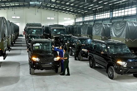 Các chiến sĩ Kho J106 tiếp nhận, kiểm tra, bảo quản xe, máy tại đơn vị. (Ảnh ĐĂNG KHOA)