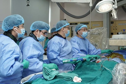 Phó Giáo sư, Tiến sĩ, bác sĩ Nguyễn Hoàng Định, Phó Giám đốc Bệnh viện thực hiện kỹ thuật thay van động mạch chủ qua đường ống thông.