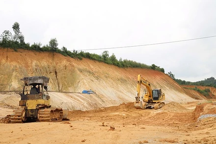 Công ty TNHH Hiệp Phú huy động máy móc, nhân công triển khai thi công gói thầu 08 tại khu vực đã được bàn giao mặt bằng.