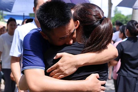 Nước mắt rơi trong ngày đoàn tụ. (Ảnh KIÊN PHẠM)